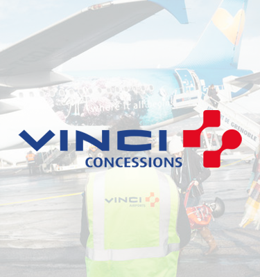 VINCI Concessions Logo auf einem Foto vom Rollfeld des Aeroport de Grenoble, Frankreich. | © Stéphane Lavoué