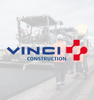 VINCI Construction Logo auf einem Foto der Straßenbauarbeiten am Aeroporte de Troyes, Frankreich. | © Festilight