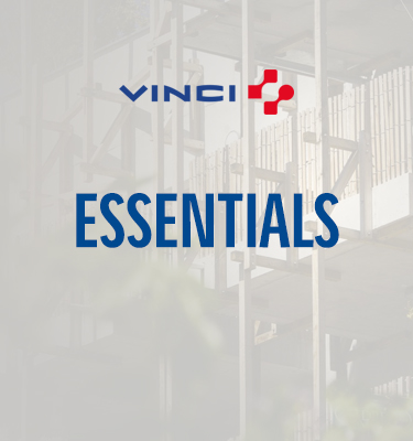 Foto der VINCI Essentials. Auf dem Foto ist zudem das VINCI Logo und der Schriftzug "ESSENTIALS" zu lesen.