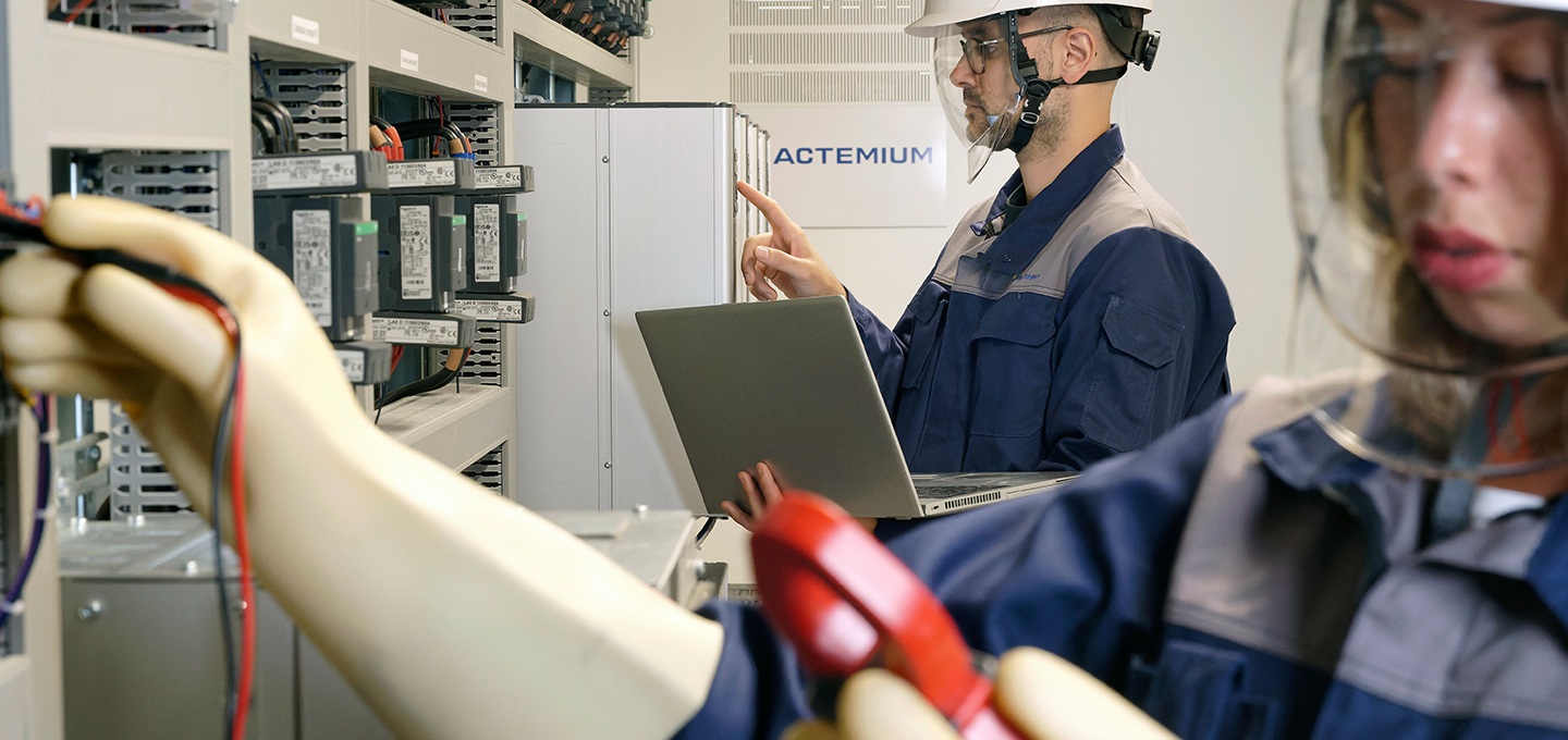 Ein Foto von Actemium Frankreich, welches zwei Mitarbeitende bei der Arbeit an Elektronik zeigt. | © Actemium Sées