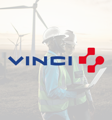VINCI Logo auf einem Foto von zwei Mitarbeitenden, die bei einem Windpark stehen und etwas überprüfen.